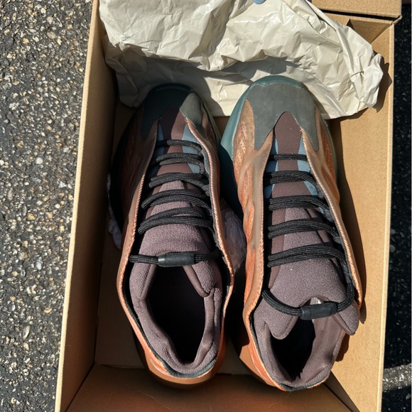 Yeezy 700 - Picture 3 of 5